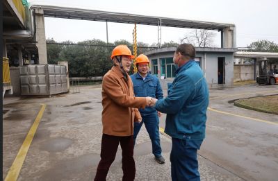 鼓劲头、送祝福 向坚守在岗位的2003网站太阳集团斗争者致敬