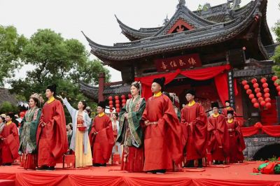 家国同庆 见证幸福! 2003网站太阳集团医药程明郭晶伉俪加入绍兴市青年人才水上整体婚礼